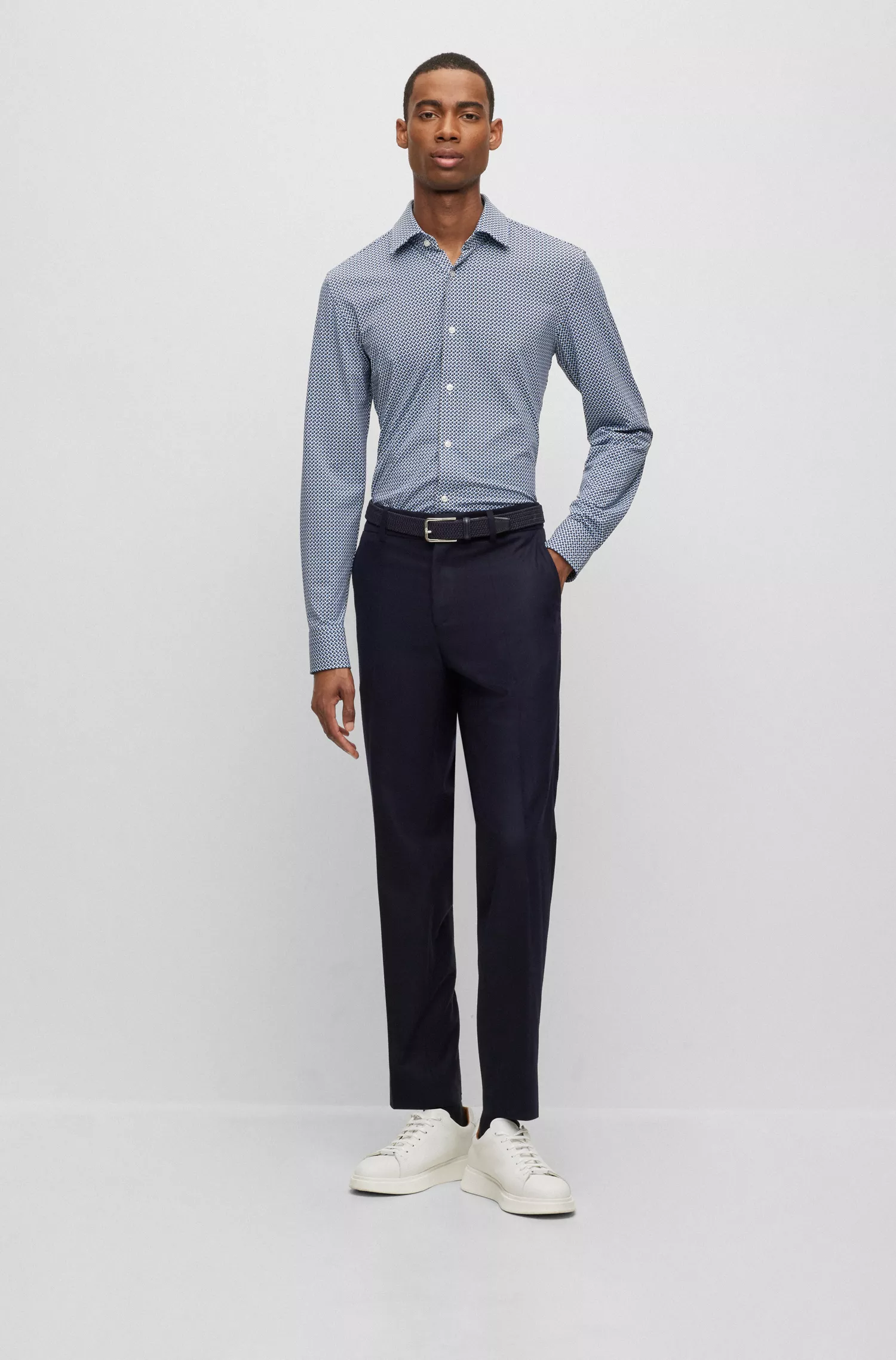 Camisa BOSS preta de corte slim em tecido elástico de alta performance com estampa.