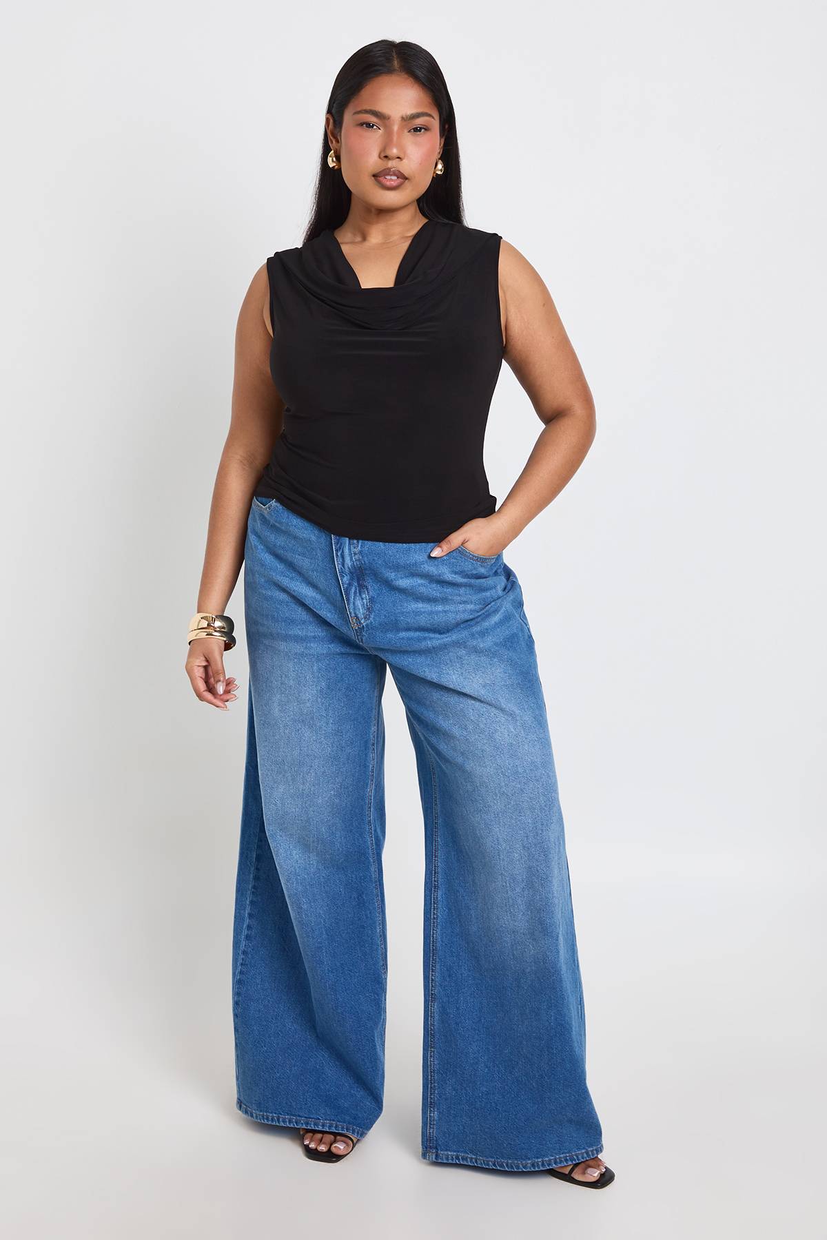 boohoo Haut Grande Taille Sans Manches À Col Bénitier