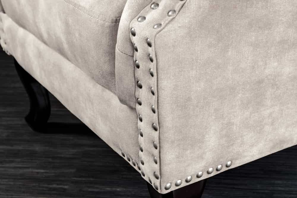 Design Ohrensessel CHESTERFIELD 105cm champagner beige Samt silber Ziernieten