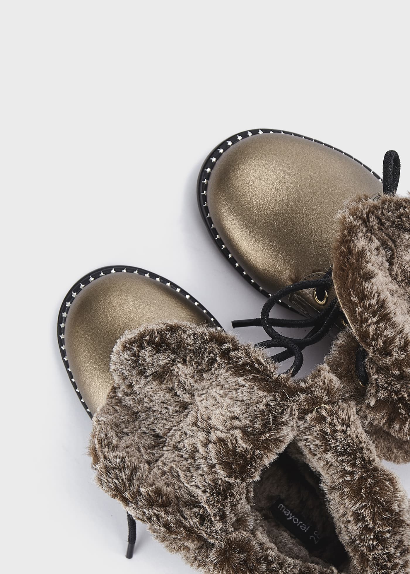 Bota de cano curto sustentável com forro de couro para meninas
