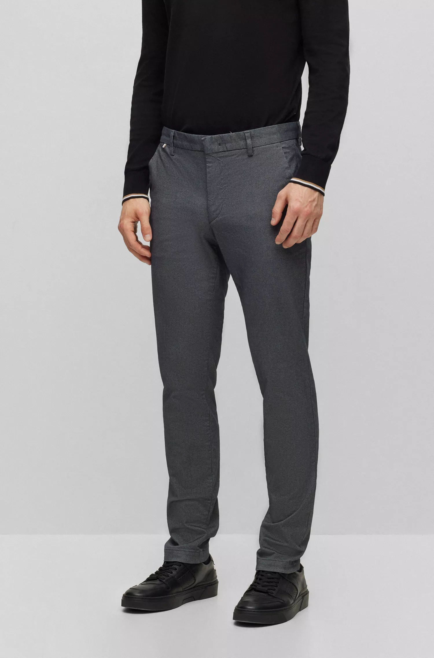 Calça chino BOSS preta, corte slim, em algodão elástico bicolor.