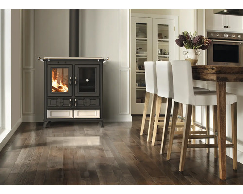 Thermorossi Violetta Evo 8,2 kW vaste brandstofkachel met beige tegels en gietijzeren kookplaat