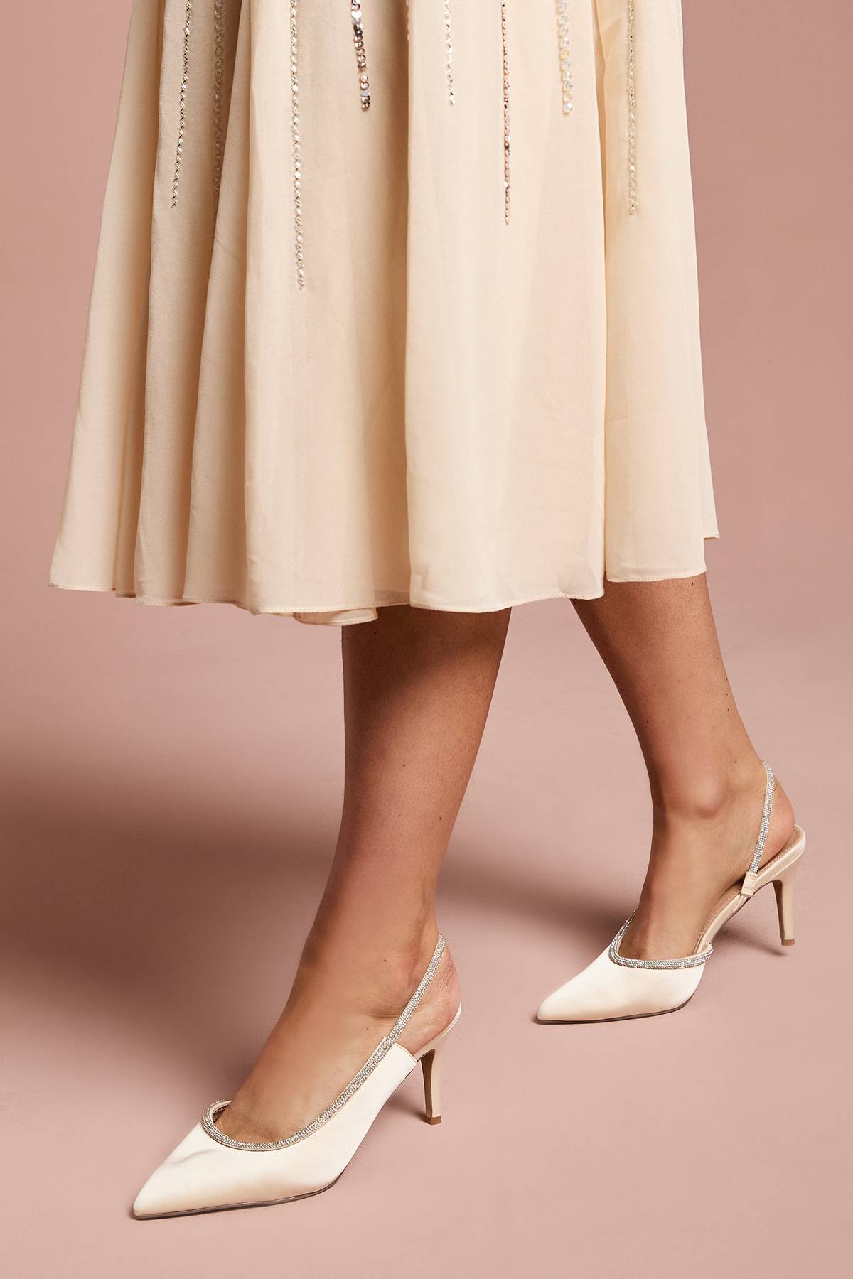 Coast Escarpins Sabrina Coupe Large en Satin avec Ornements Diamantés et Bride Arrière à Talon Stiletto