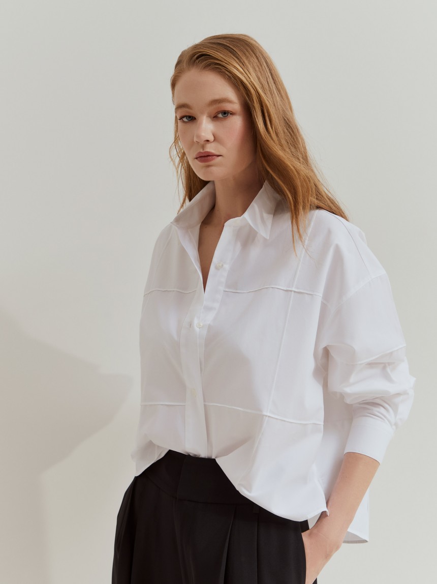 Camisa em algodão com costuras detalhadas