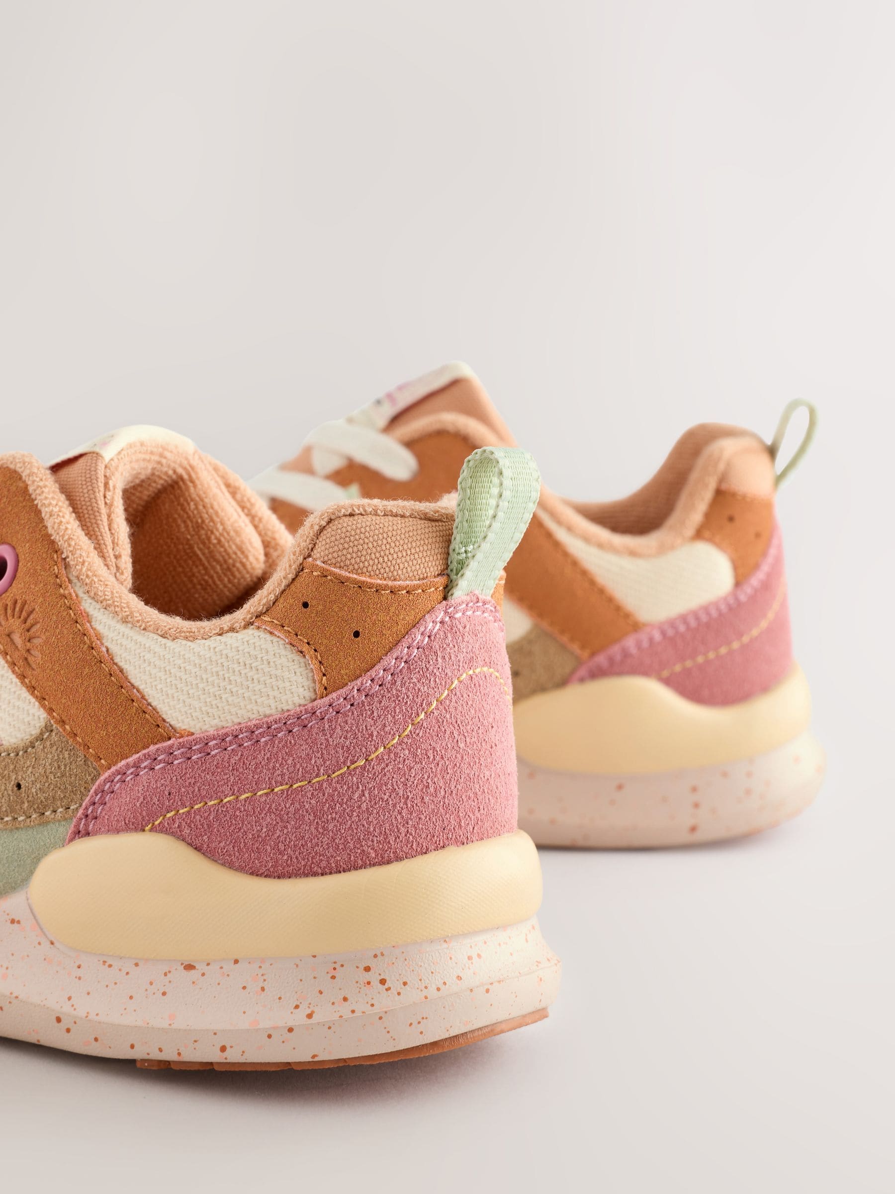 Rustig - Vetersneakers met kleurvlakken