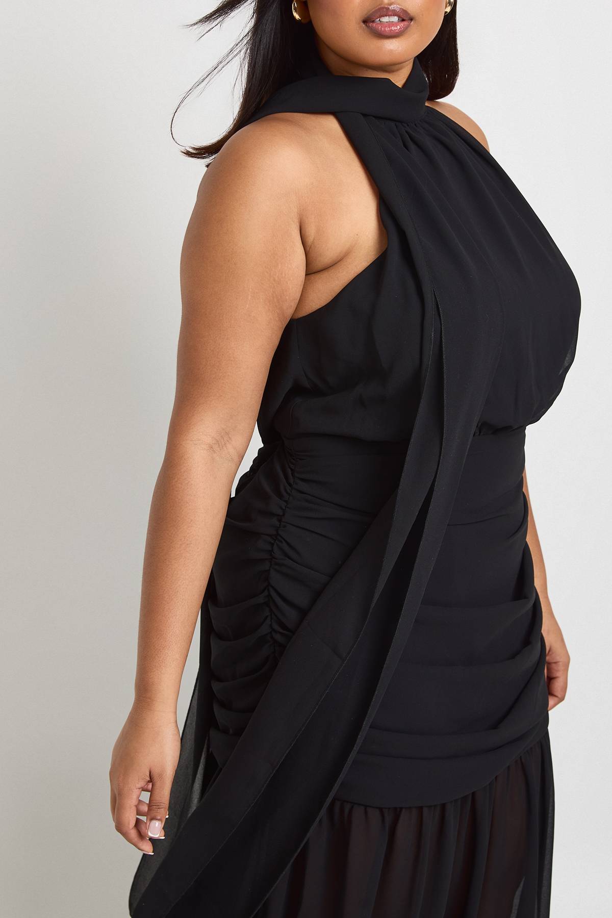boohoo Robe Longue Grande Taille Col Licou Avec Détail Foulard Et Jupe Évasée