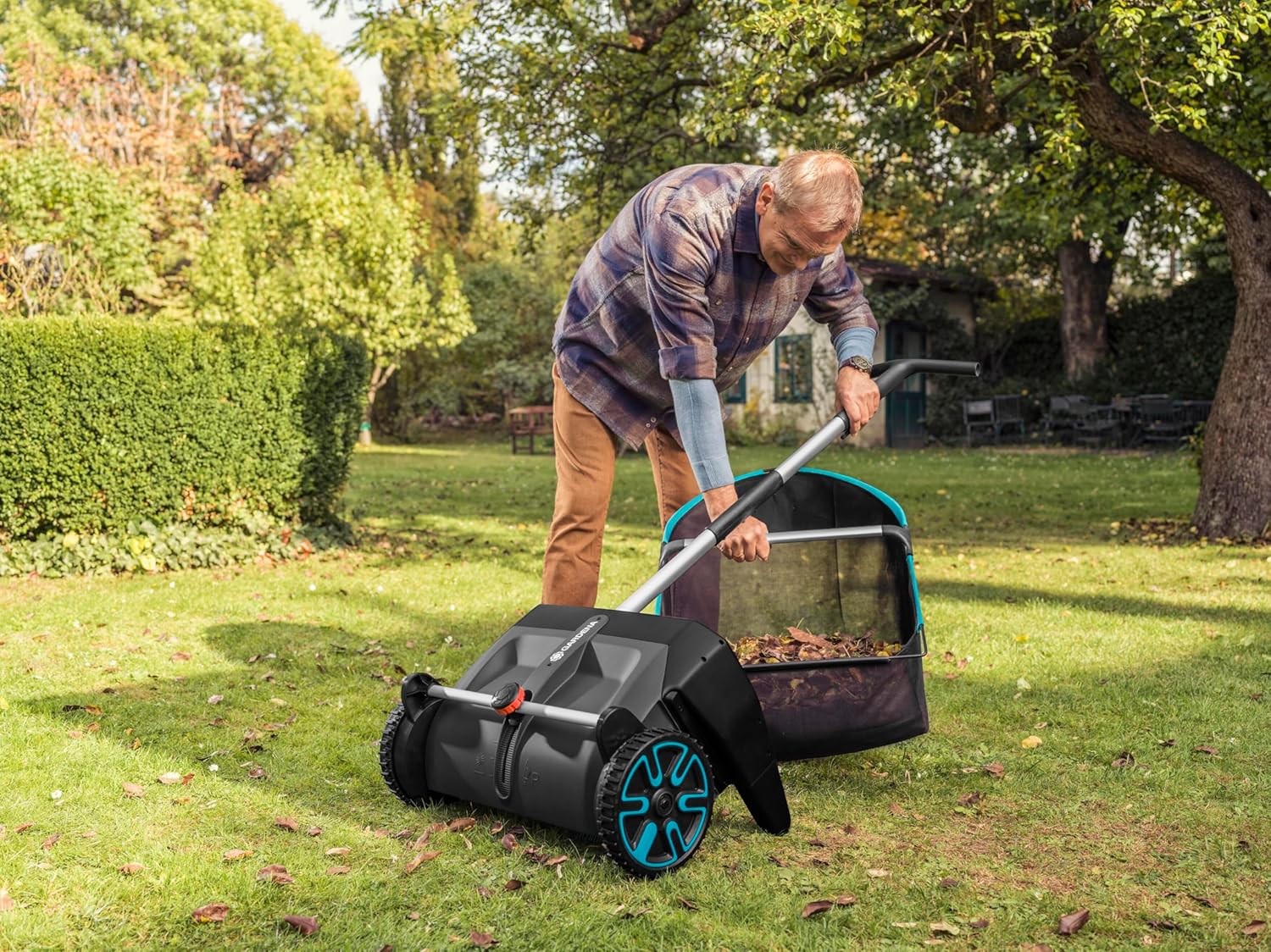 Gardena Laub- und Rasensammler: Kehrmaschine für den Garten, mit entnehmbarem Fangsack, rotierendes Bürstensystem, ergonomischer Griff, geräuscharm (3565-88)