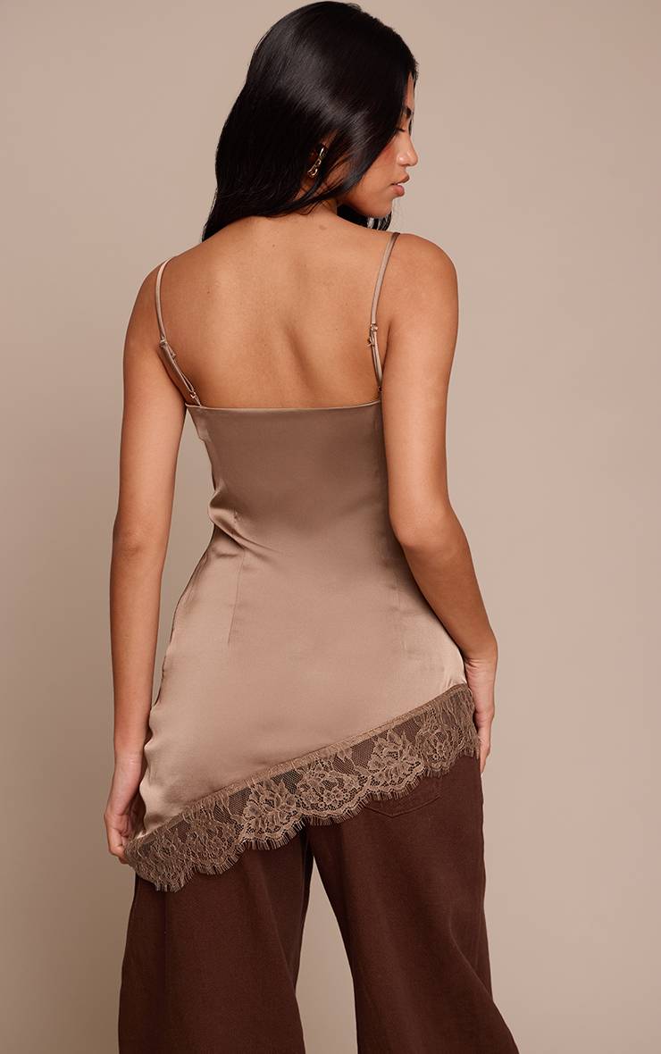 Champignon Top Asymétrique En Satin À Col Bénitier Avec Bordure En Dentelle