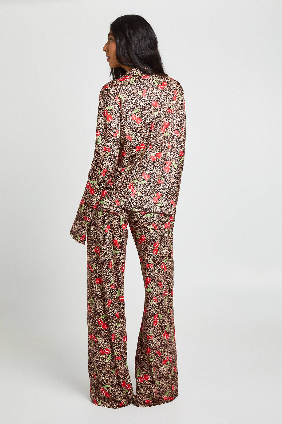 boohoo Ensemble Pyjama Tall Manches Longues Motif Cerises et Léopard - Haut et Pantalon