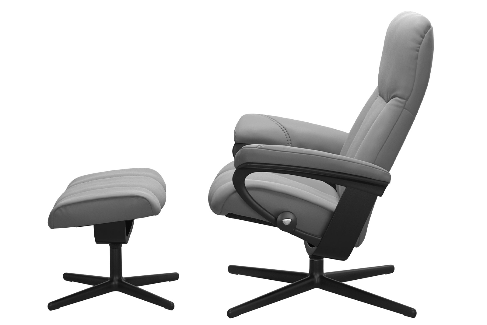 Consul lenestol m/krakk I hud Batick Wild Dove med sort beiset detaljer. Cross Matt sort understell. Medium stol med krakk.