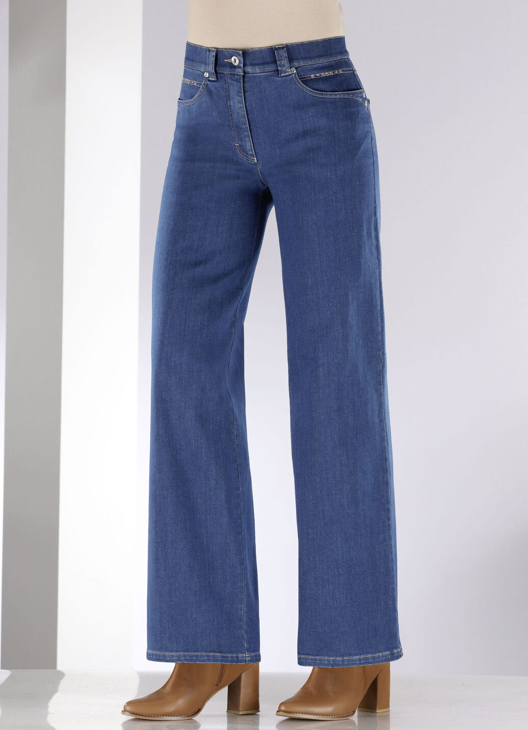 Jeans mit dezenter Strasszier