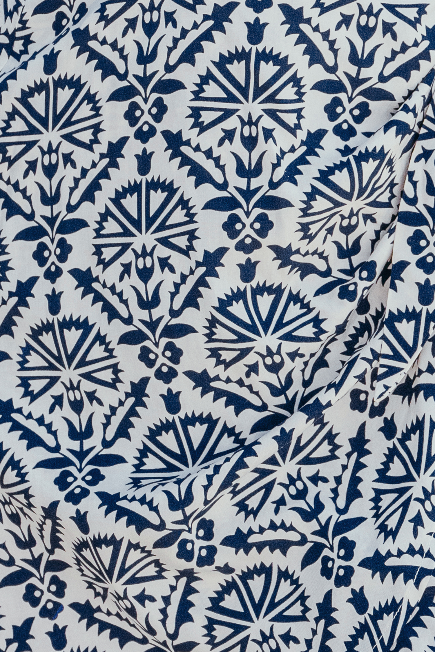 Robe mini avec une épaule à nouer sur le côté et fleur abstraite