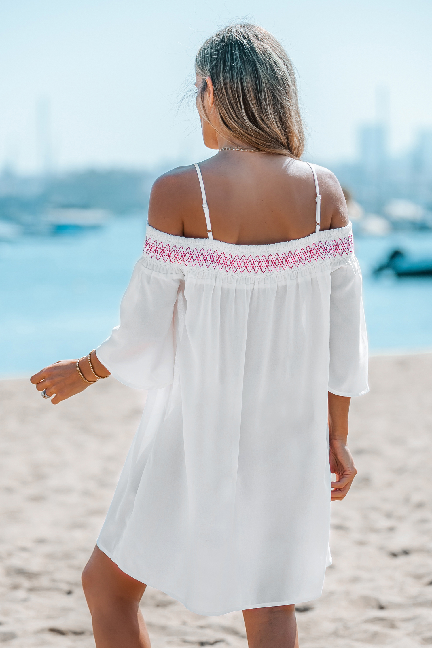 Robe cover up à épaules dénudées avec point de couture