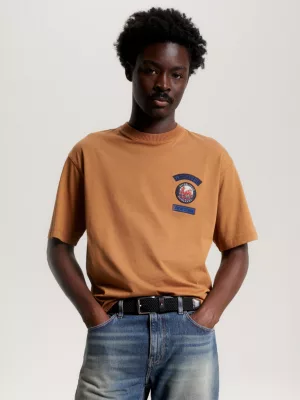 Camiseta de malha com vários logotipos e modelagem ajustada.