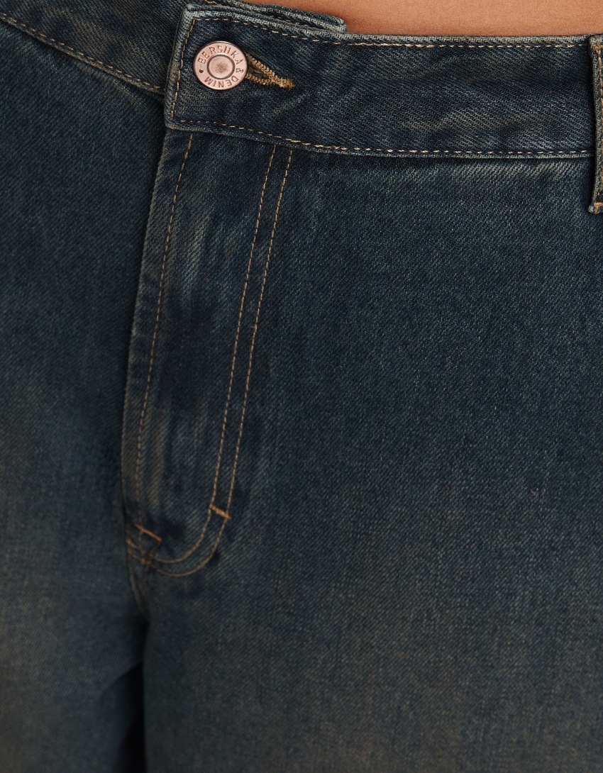 calça jeans estilo skater com efeito desbotado