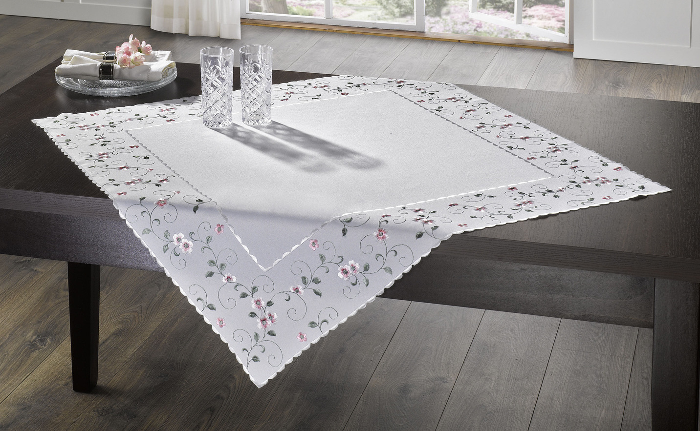 Bestickte Tisch- und Raumdekoration mit Blümchen-Bordüre