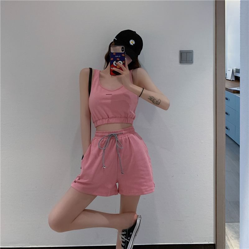 Hazie - Set: Tanktop met ronde hals en letters + korte broek met trekkoord in de taille