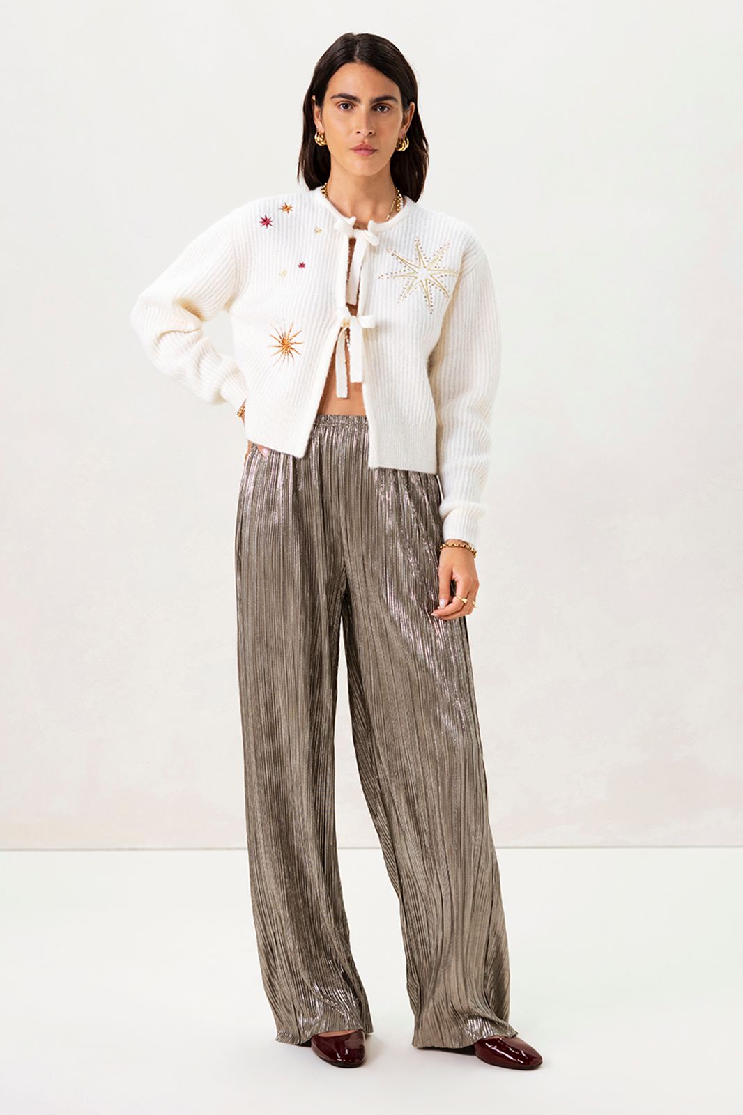 Wit vest met embroidery en strikdetails