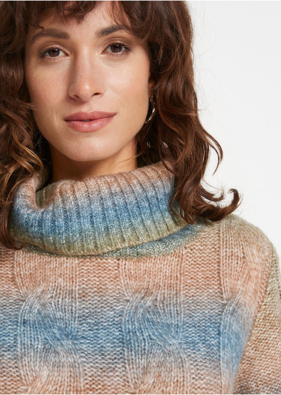 Pull col roulé à motif torsadé