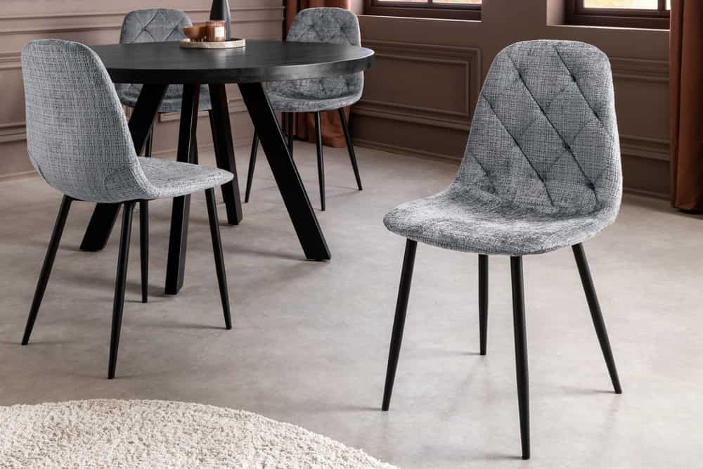 Stilvoller Stuhl GLAMM grau Chenille Cremona mit Rauten-Steppung schwarze Metallbeine