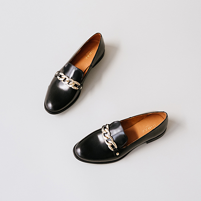 Mocassins à boucles dorées  en cuir noir