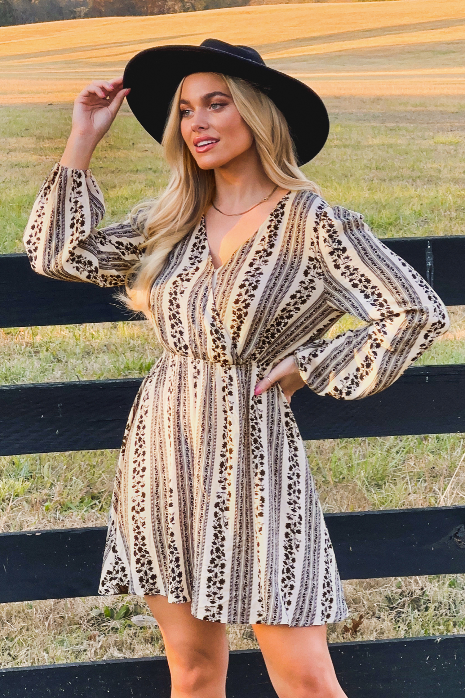 Robe avec col superposé et manches bouffantes à imprimé floral