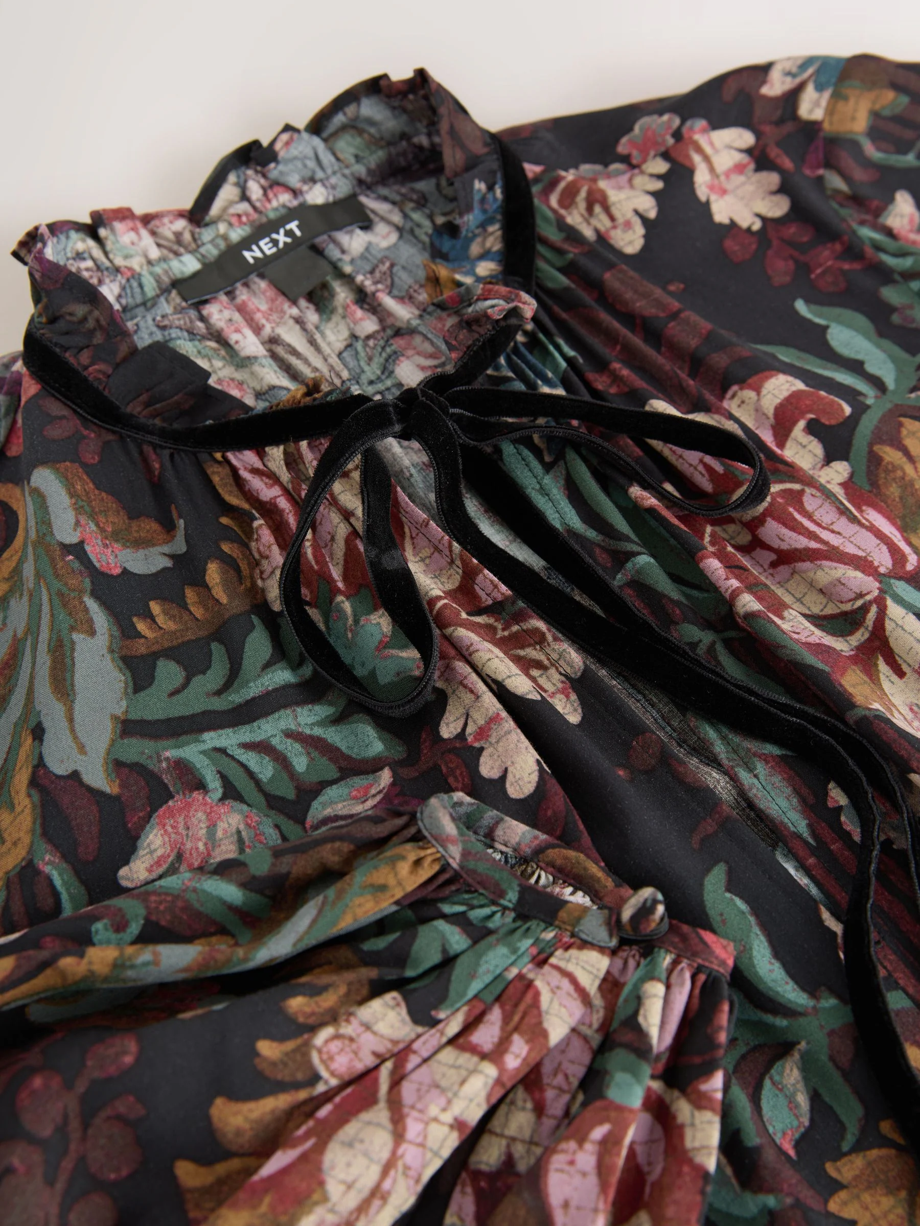 Zwart/rood met bloemenprint - Mini Tie Front Tiered Long Sleeve Dress
