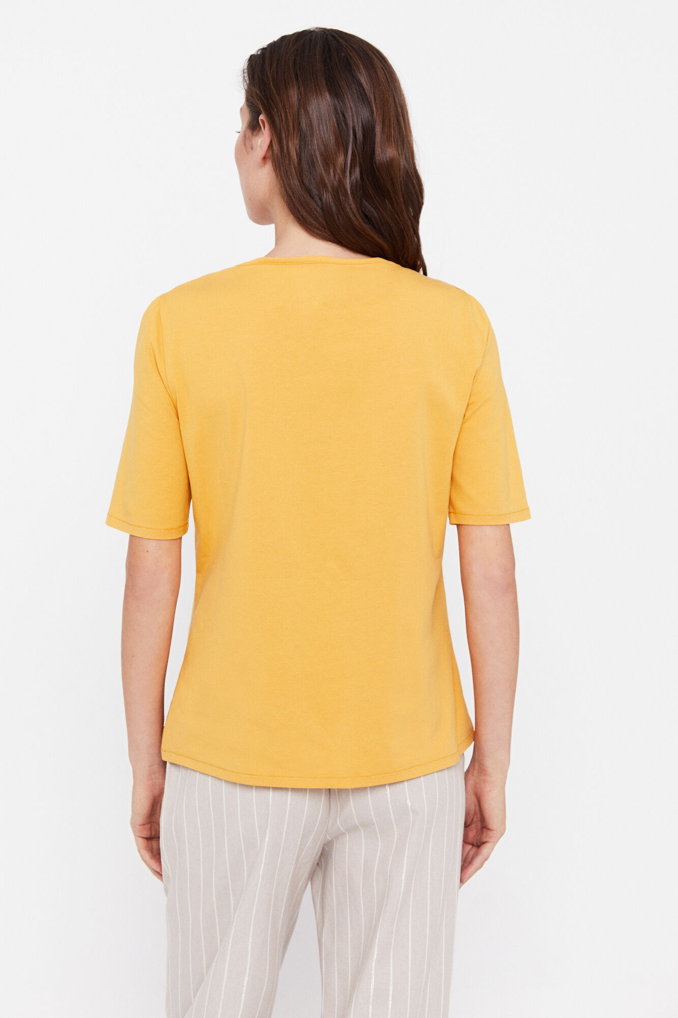 Camiseta básica com decote canoa - Amarela