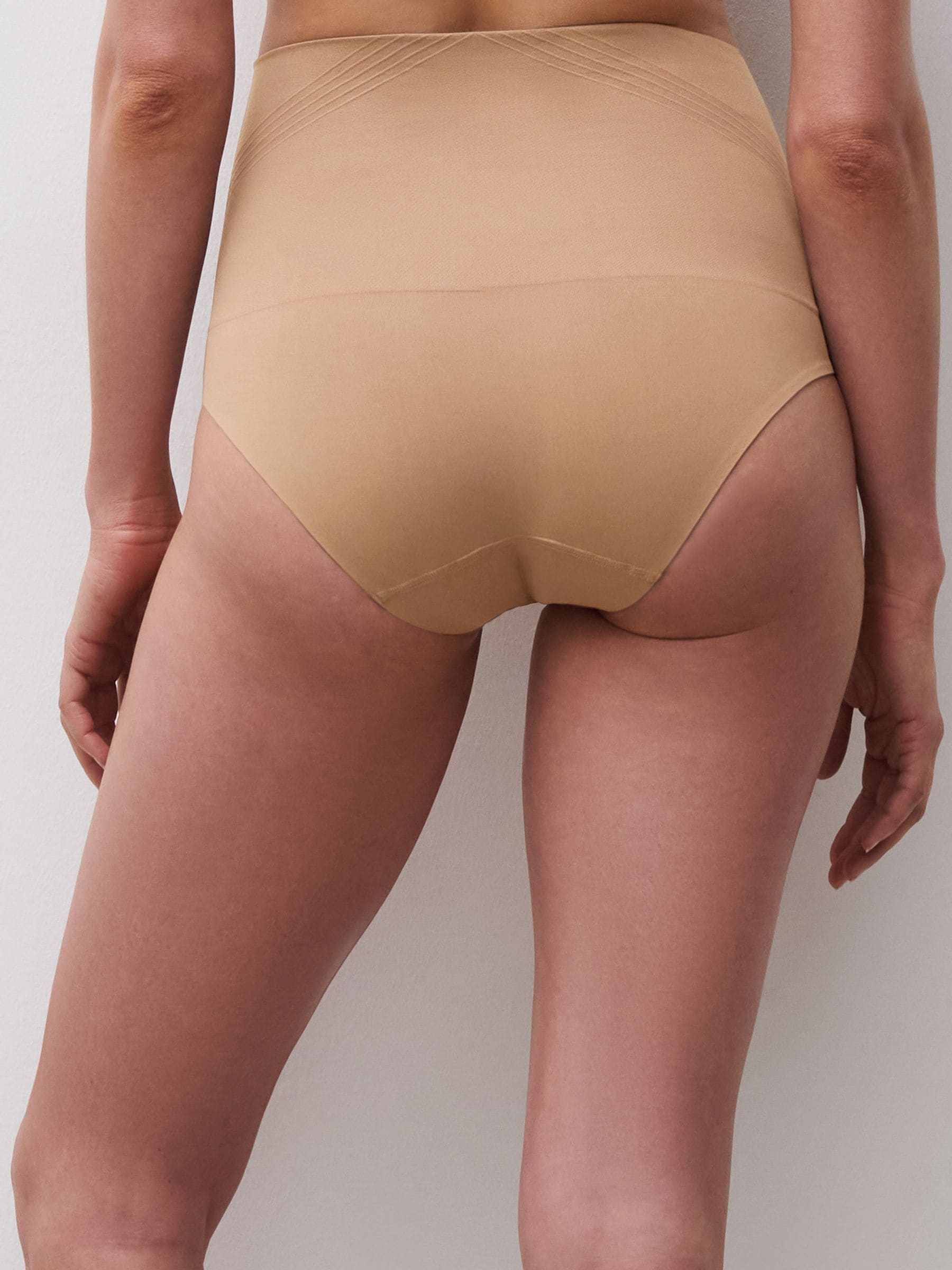Licht beige - Chantelle gladde comfortabele licht-vormgevende slip met hoge taille