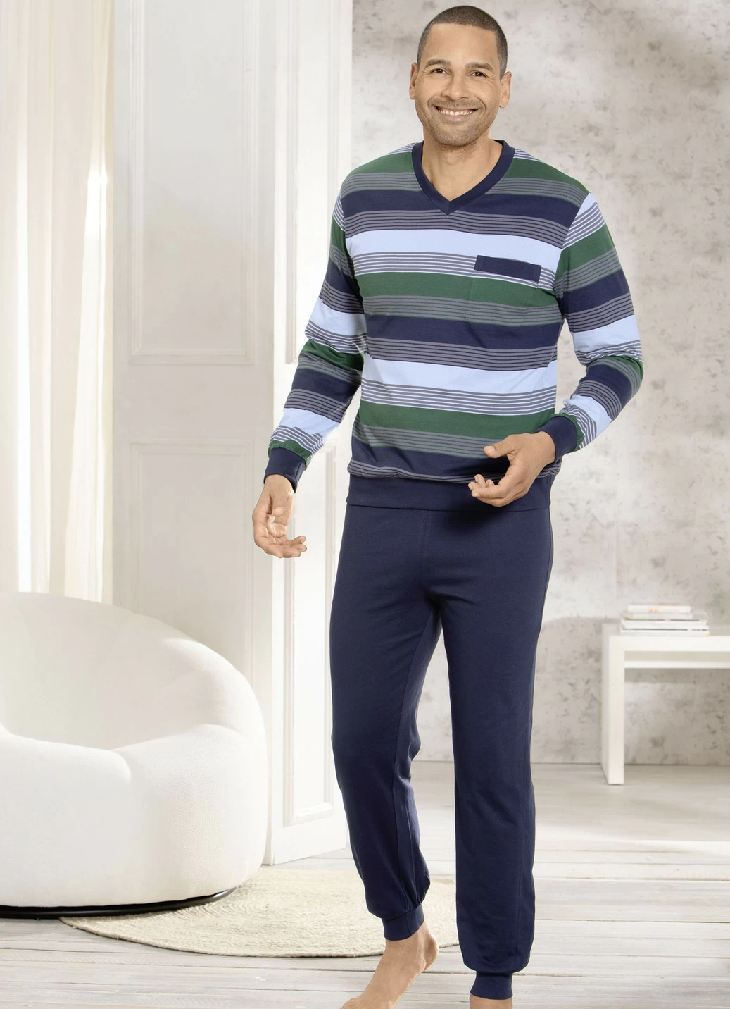 Zweierpack Schlafanzüge mit V-Ausschnitt und aufgesetzter Brusttasche in Ringeldessin