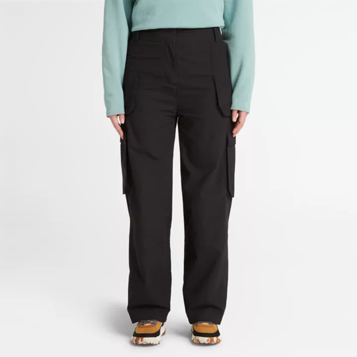 Calça utilitária feminina em tecido plano na cor preta.