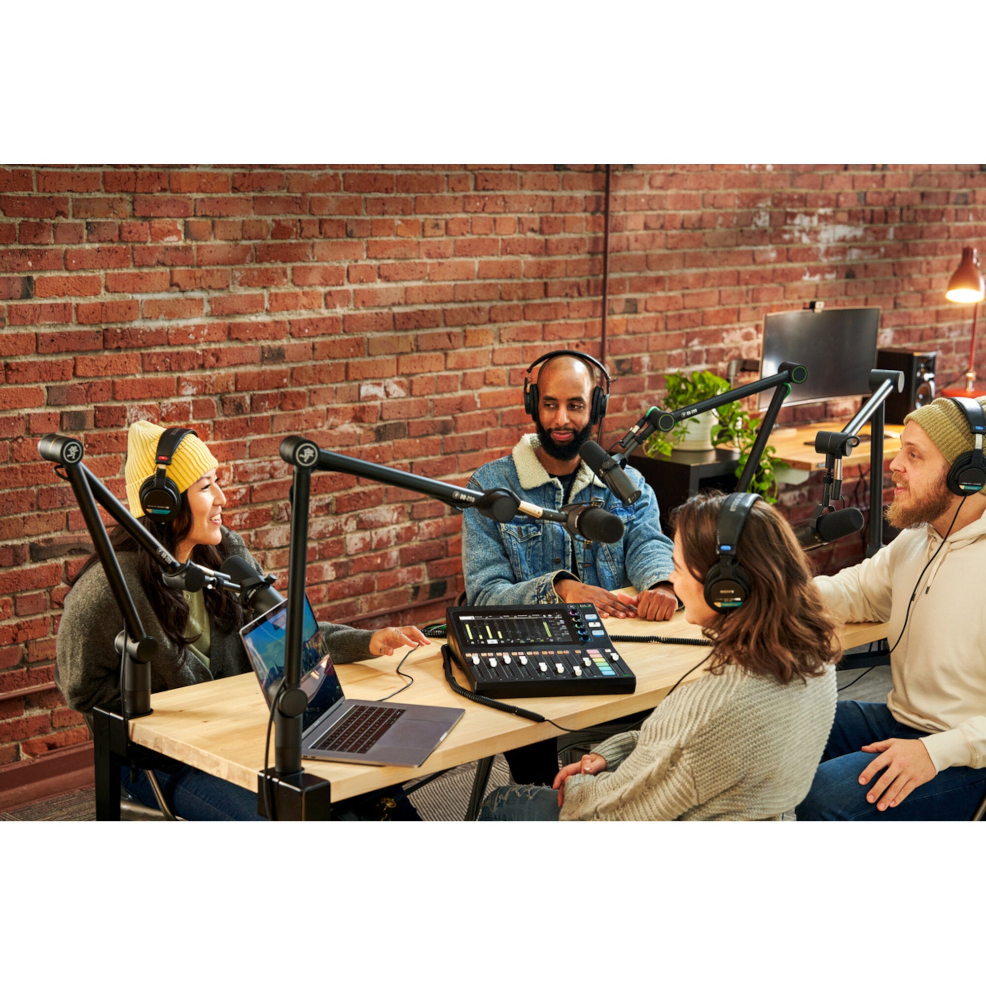 Mackie DLZ Creator podcast- & broadcast-mixer