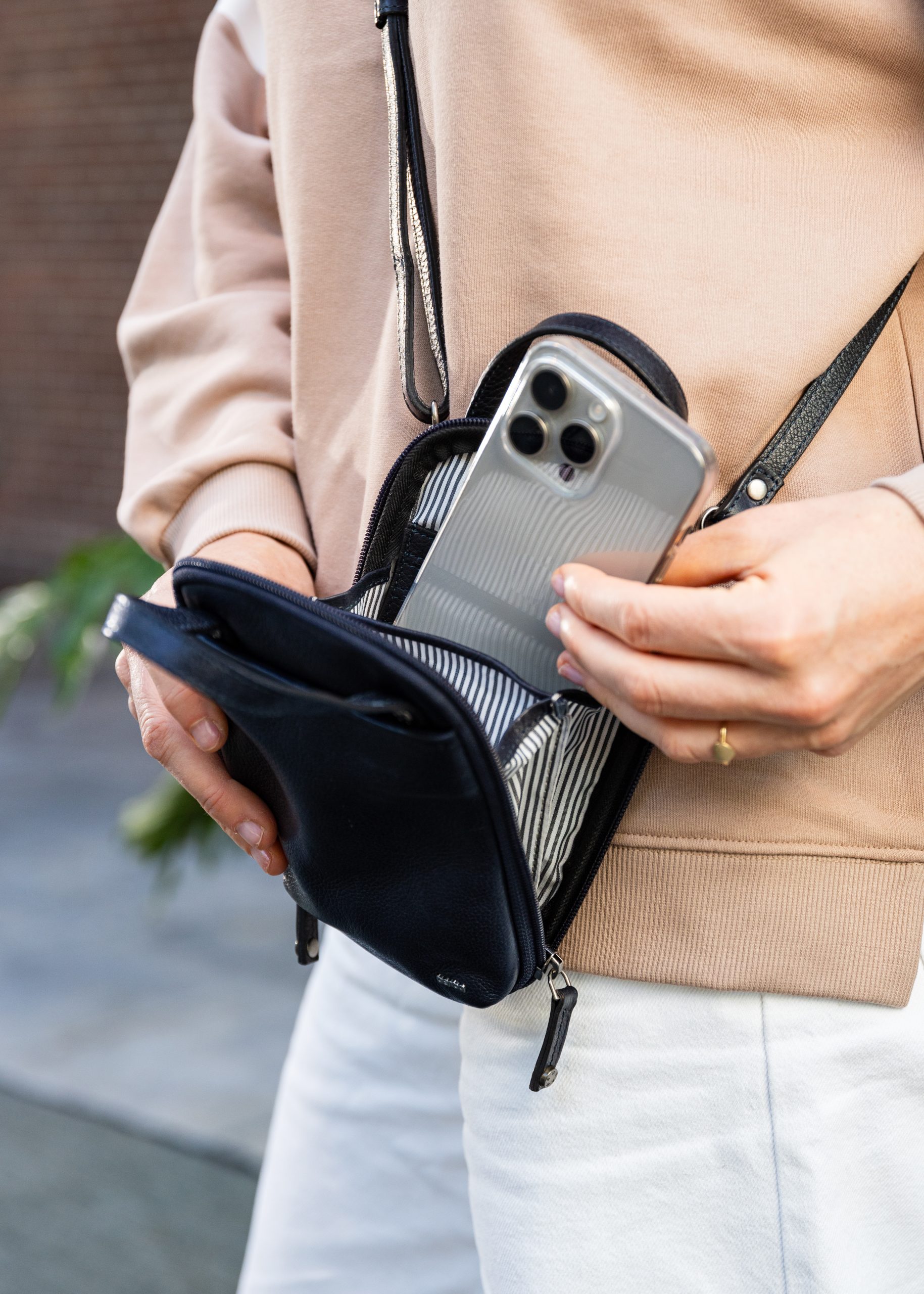 Berba Lucca Phone Bag Dust