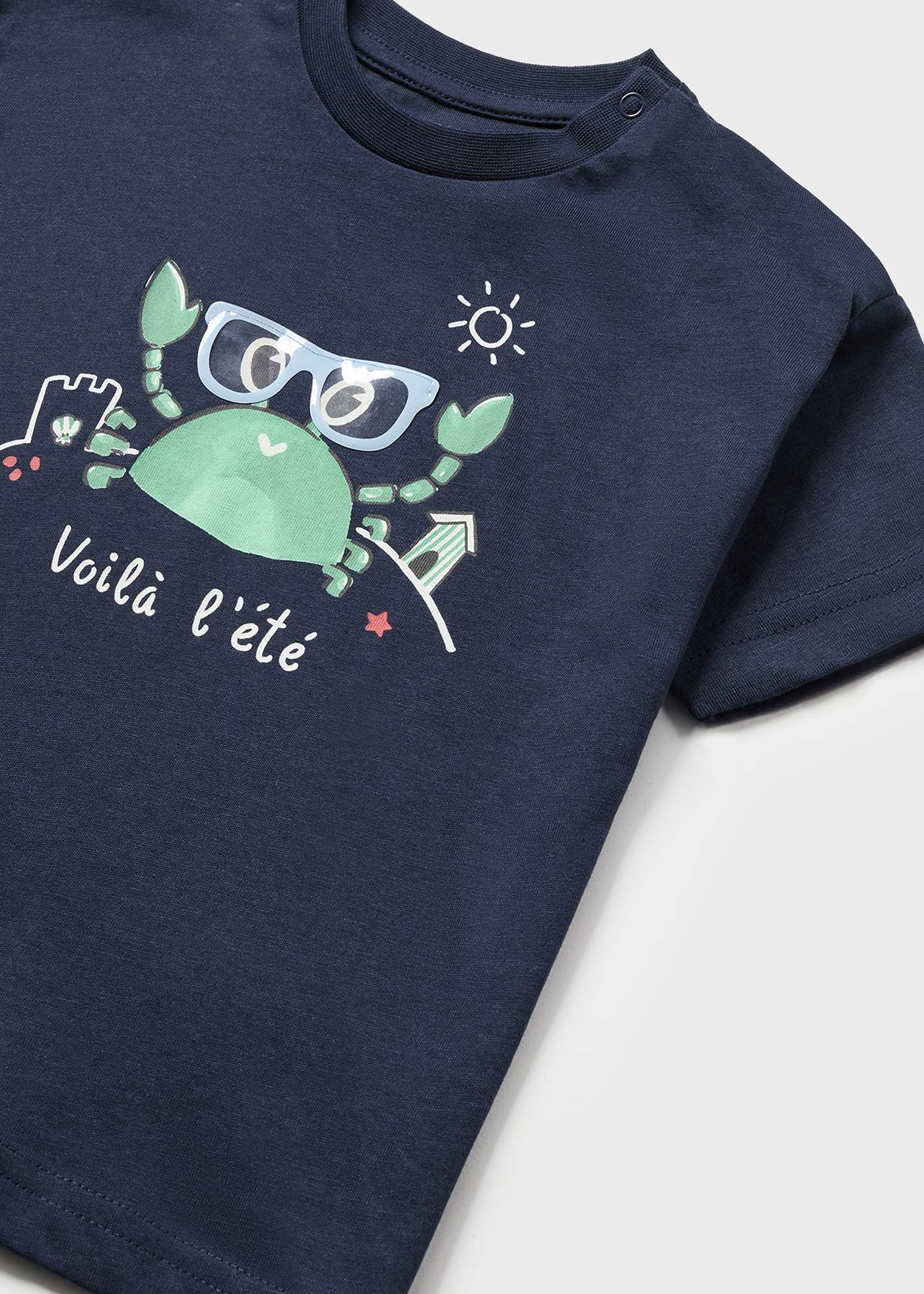 Camiseta infantil de manga curta com estampa interativa.