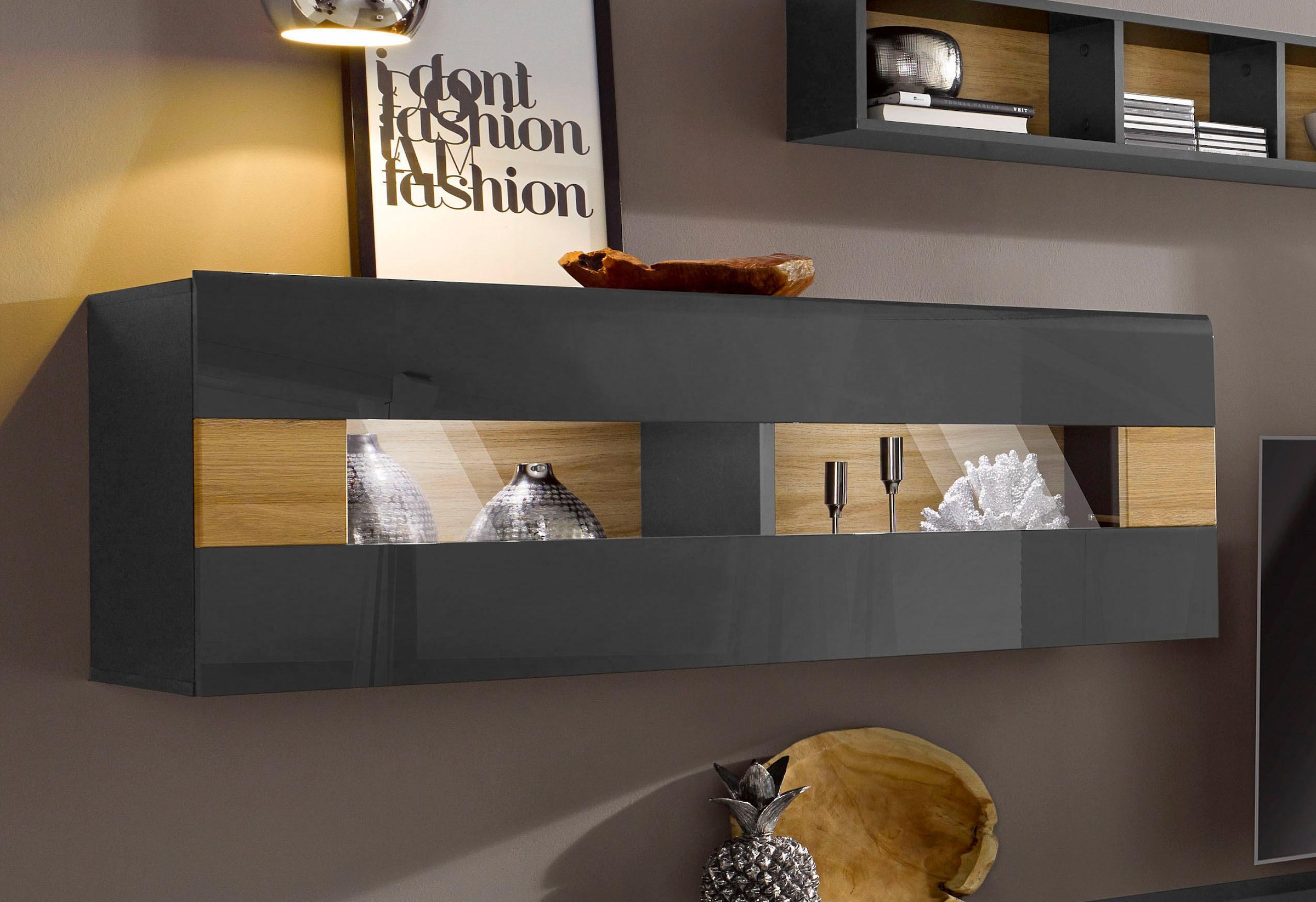 INOSIGN Hängevitrine »Toledo,Breite 131 cm trendige Glasvitrine mit dekorative MDF-Front« Vitrine mit Glasfront, ohne Beleuchtung, viel Stauraum