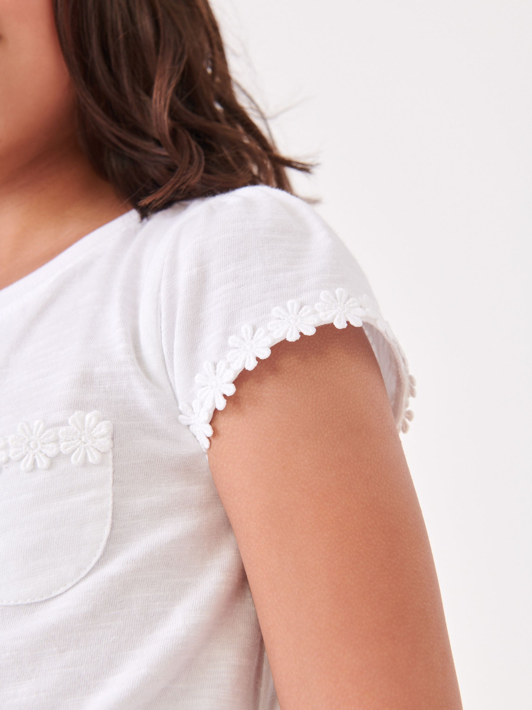 Wit - T-shirt met zakje en madeliefjesprint (1,5-16 jr)
