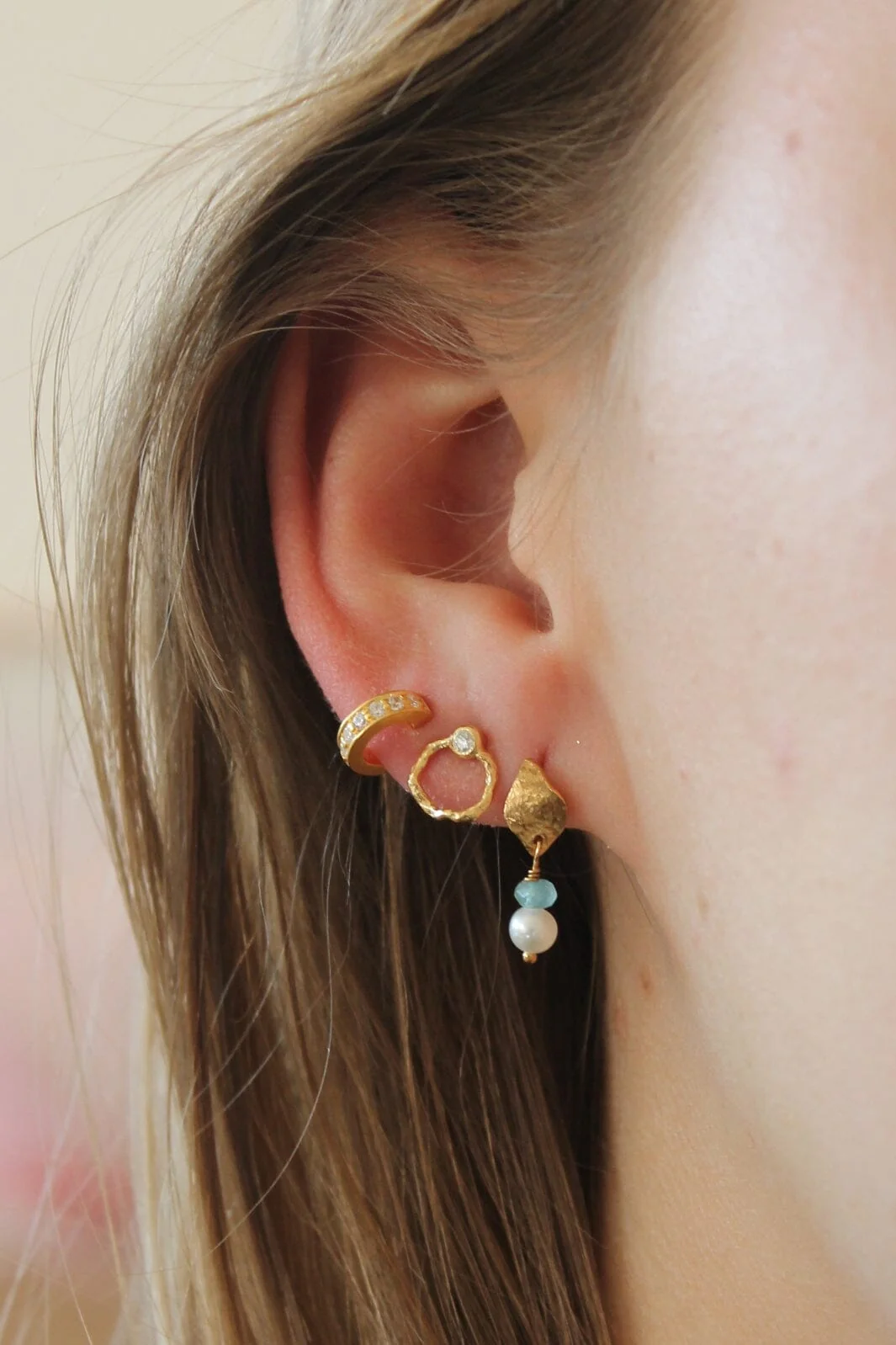 Stine A Petit Wavy Circle Earring With Stone Goldenen