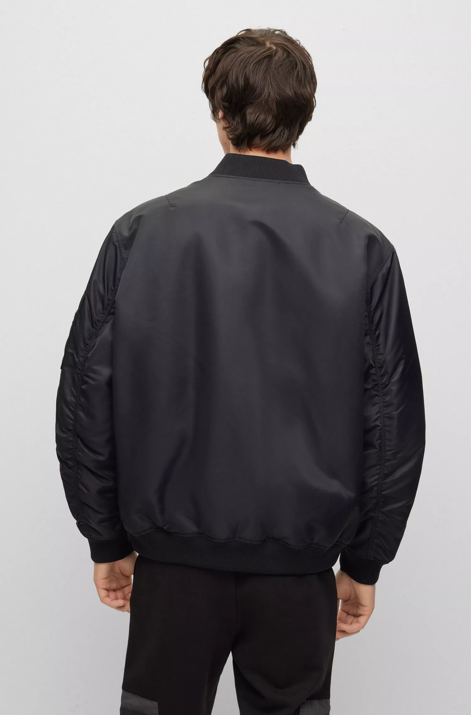 Jaqueta bomber HUGO vermelha, oversized, repelente à água e com estampa do logo.