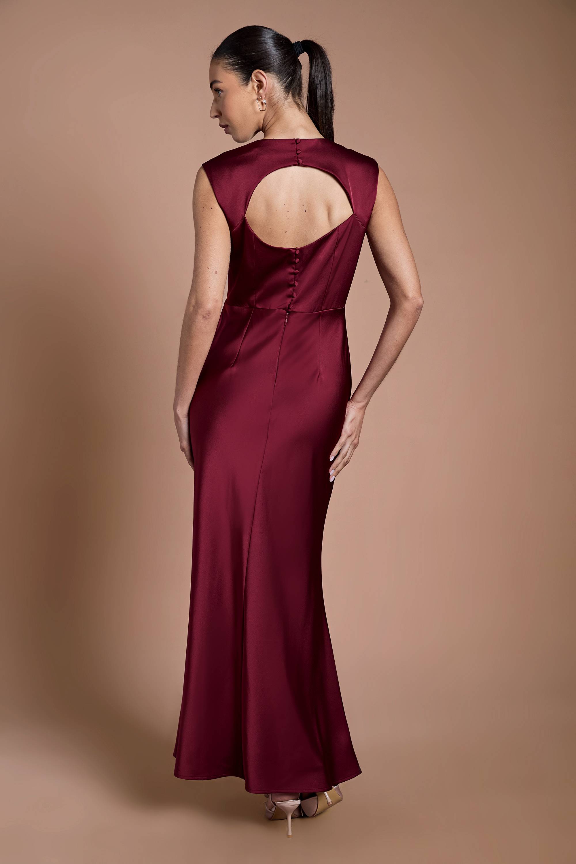 Oasis Robe Longue De Demoiselle D'honneur En Satin Bordeaux Avec Dos Ouvert