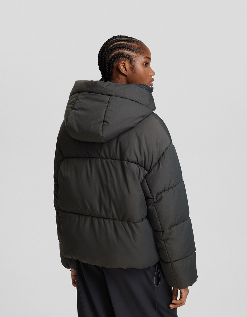 Jaqueta puffer oversized com capuz.