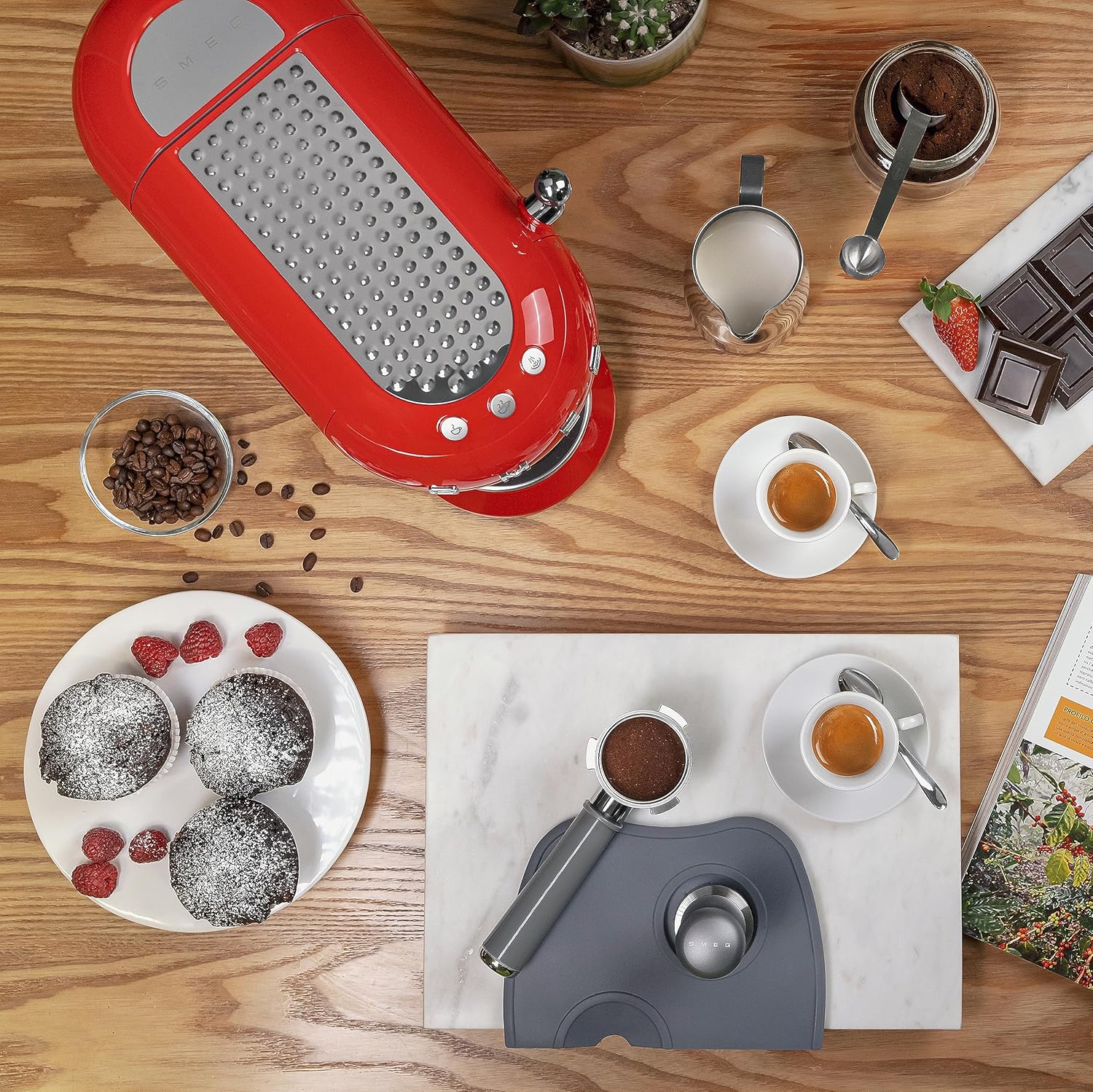 Smeg, ECF01RDEU Manual Espresso -Maschine, Cappuccino -System, Thermoblock, große Tassengehäuse und Doppelkaffeefunktion, 1 l Wassertank, kompakte Abmessungen, 1350W, Rot