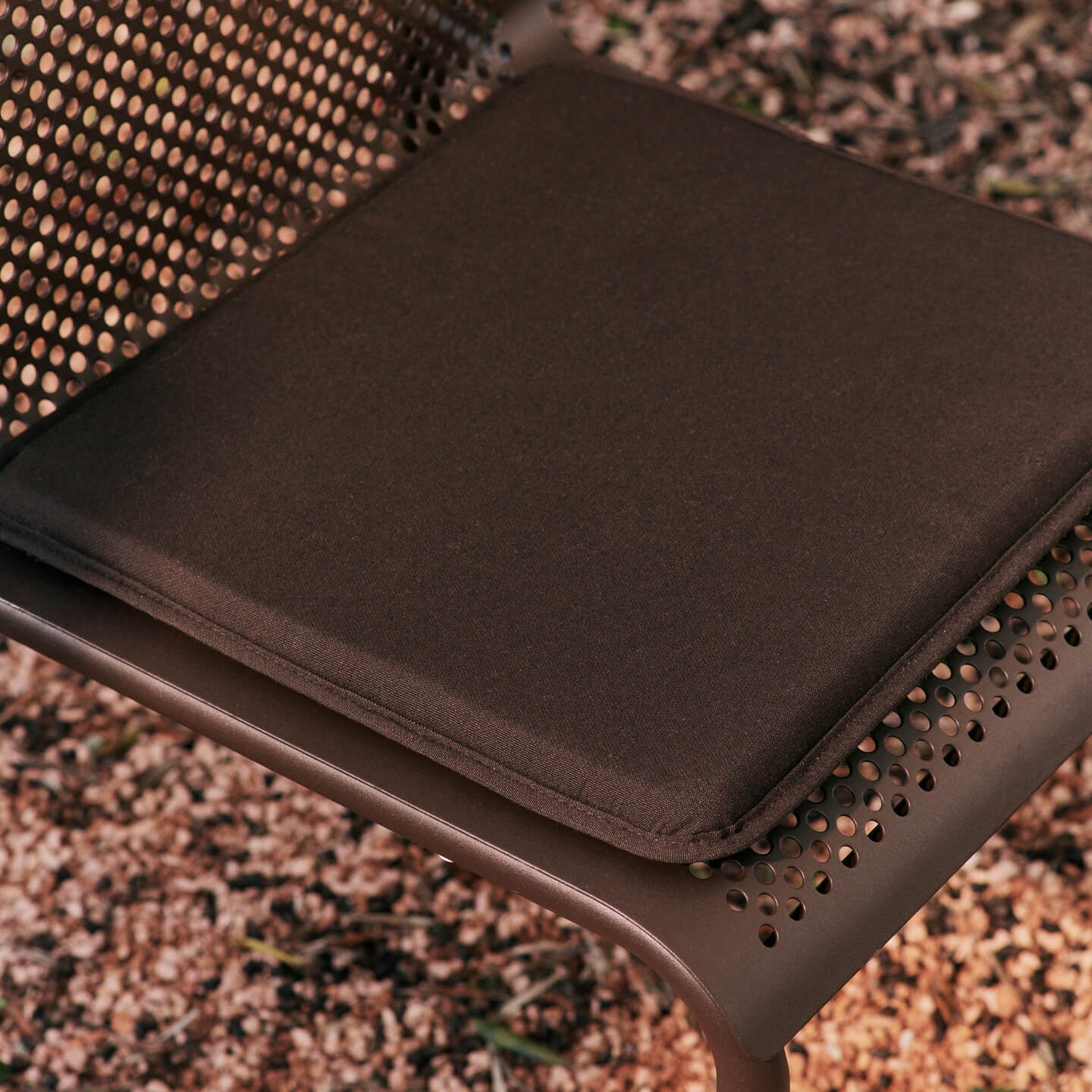 Ferm Living Dapple Tuinstoel - Dark Chocolate