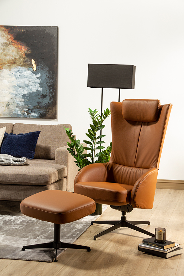 Care lenestol Høy rygg. Semianilinhud Supreme 223 cognac med understell i sortlakkert aluminium.