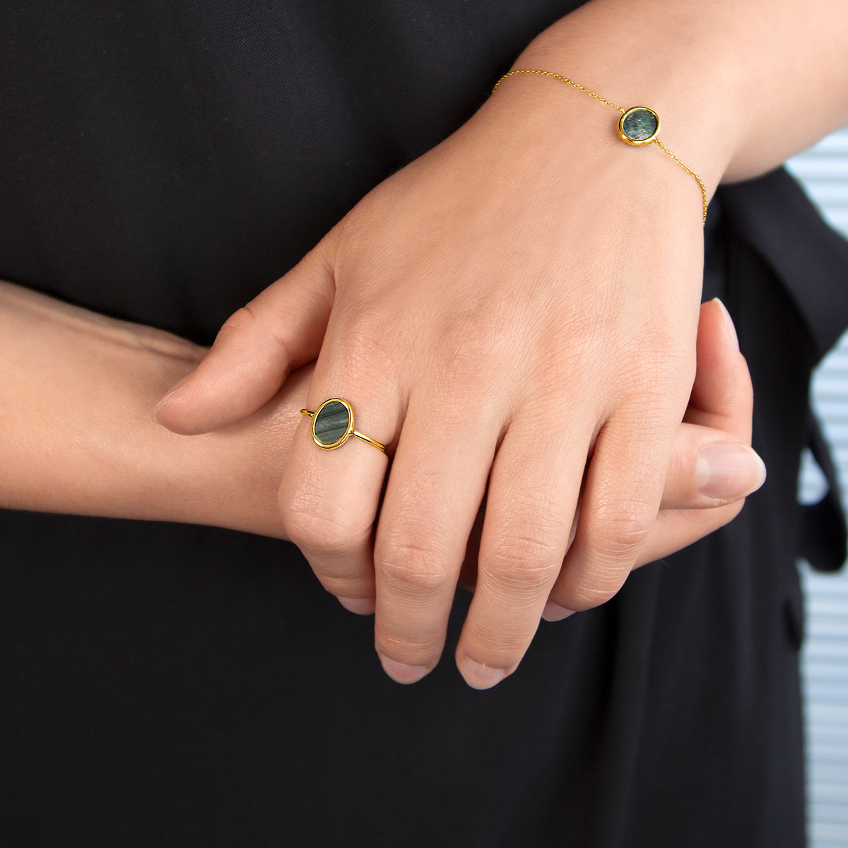 Bracelet or 750 jaune nacre grise ovale 18.5 cm.