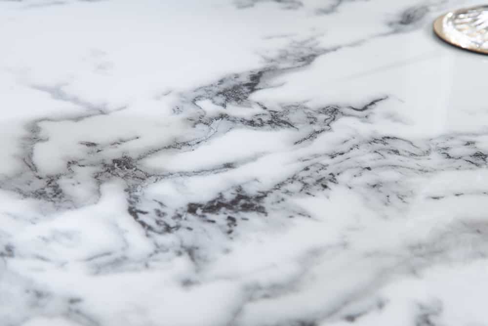 Runder Esstisch PARIS 120cm weiß Marmor-Design Glas schwarzes Metallgestell