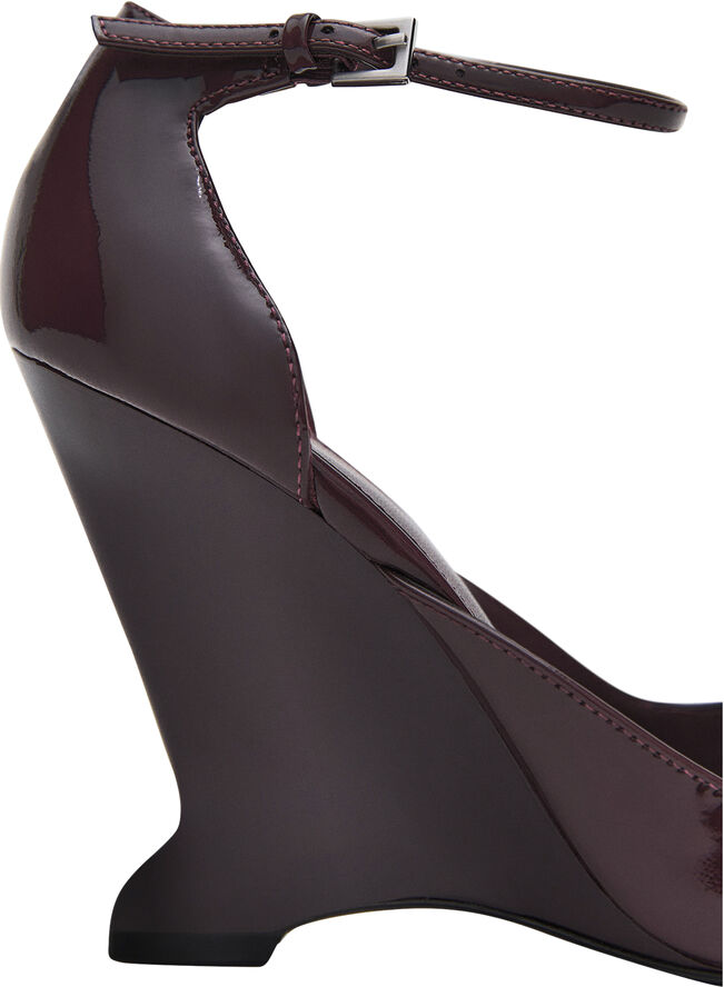 MANGO SHOES. -- SATUR 78