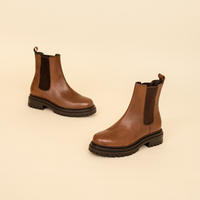 Bottines à semelles crantées et élastiques  en cuir cognac