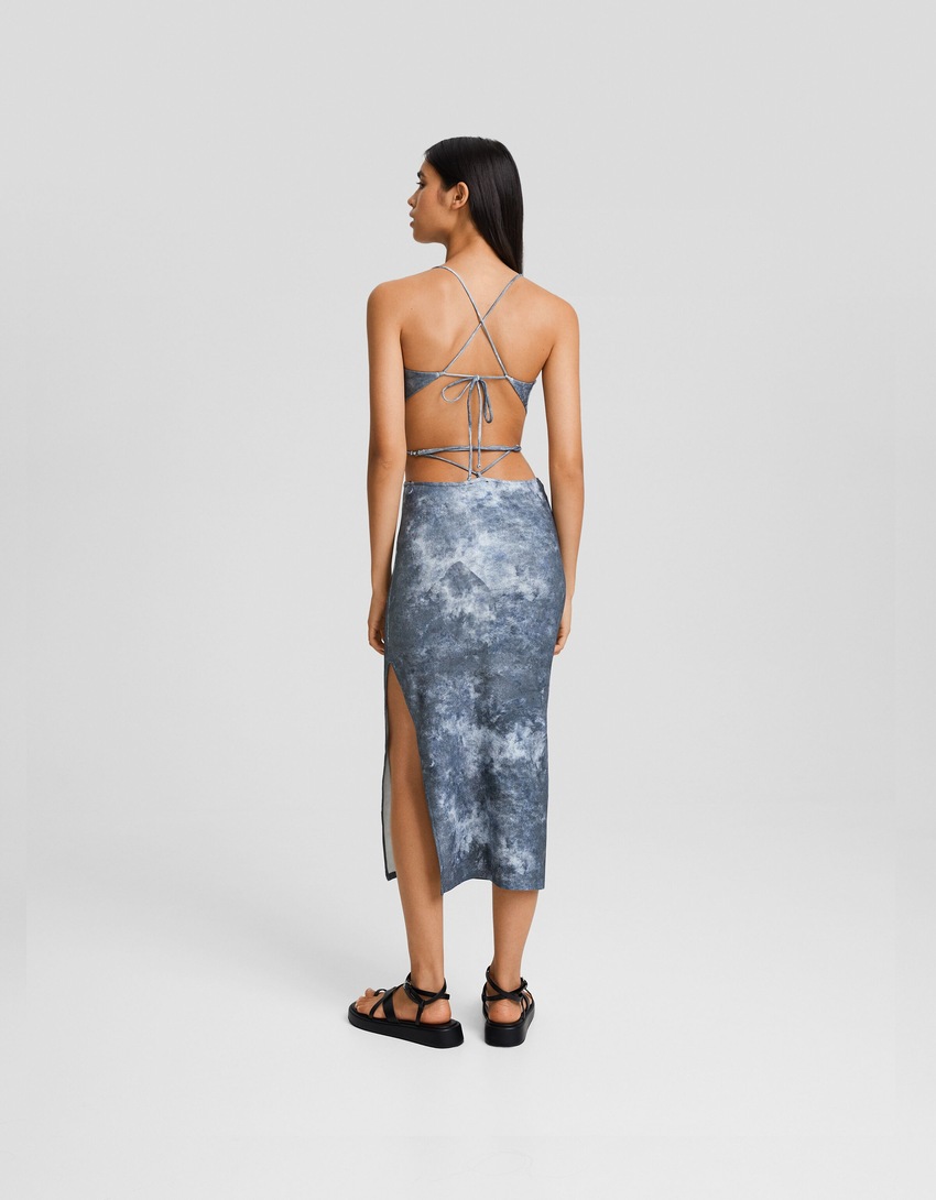 Vestido midi canelado estampado com recortes e alças finas