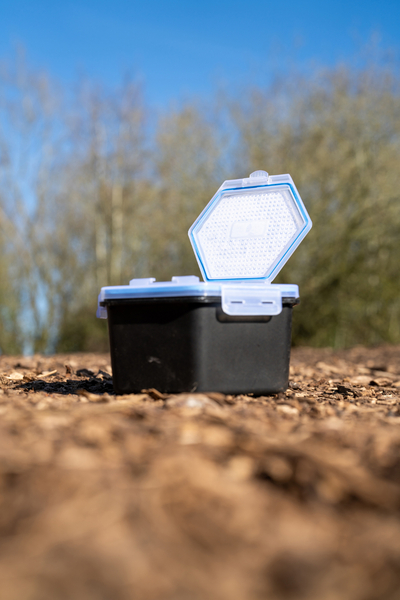 Boîte à Appâts Zebco Secure-Lock Bait Box 2L (Tamis inclus !)