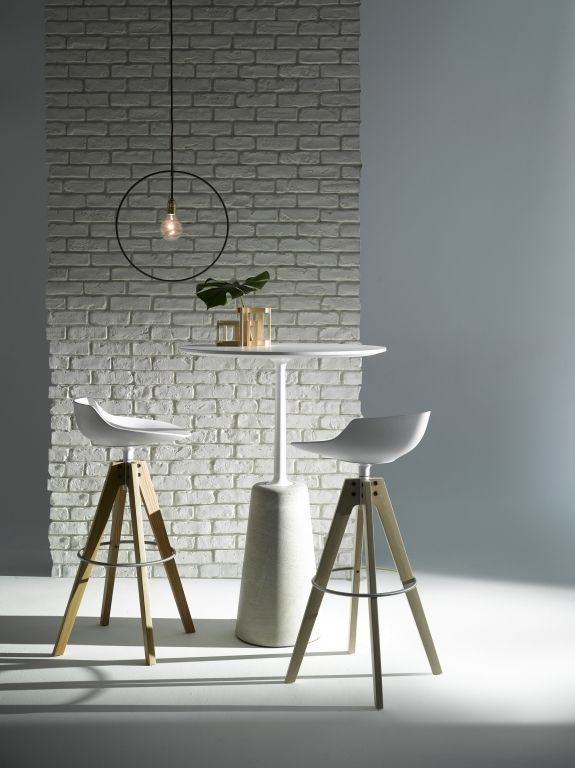 MDF Italia Flow Stool barkruk 65cm met VN naturel eiken onderstel zwart